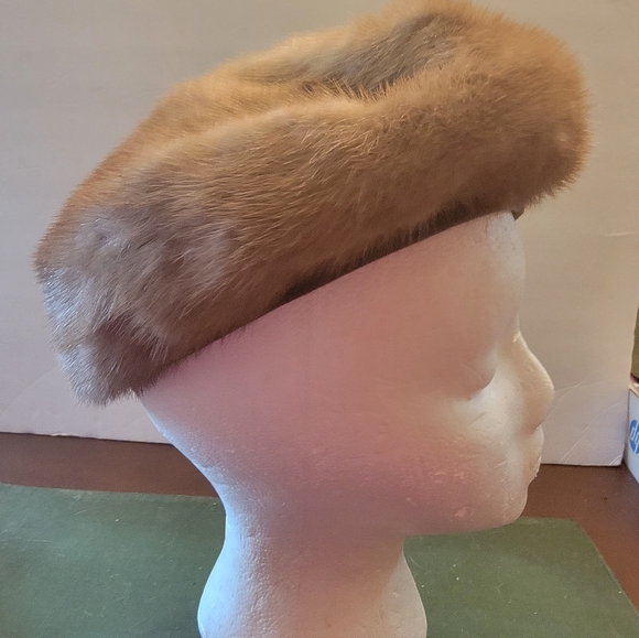 LORD & TAYLOR MINK BERET - Picture 2 of 13